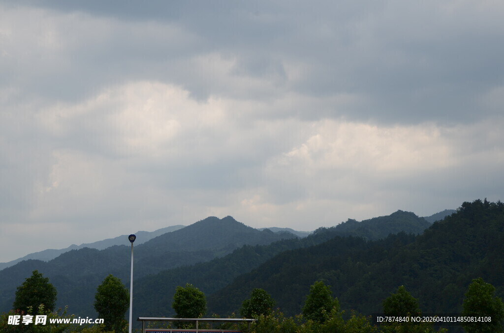 山间云雾缭绕的秀丽景致