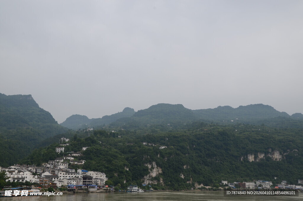山水相依的宁静村落