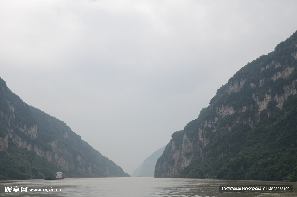 壮丽峡谷间的宽阔江面