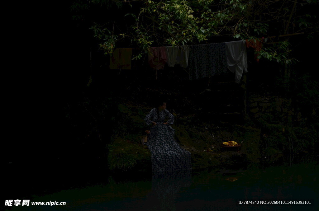 神秘夜色中的朦胧庭院景象