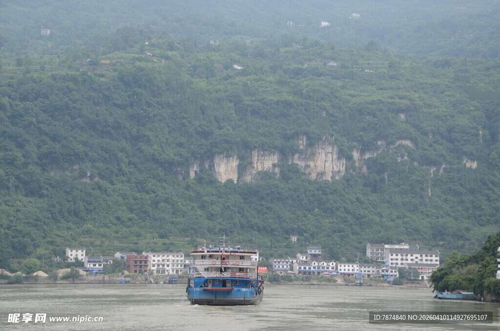 江上行驶的双层观光船只