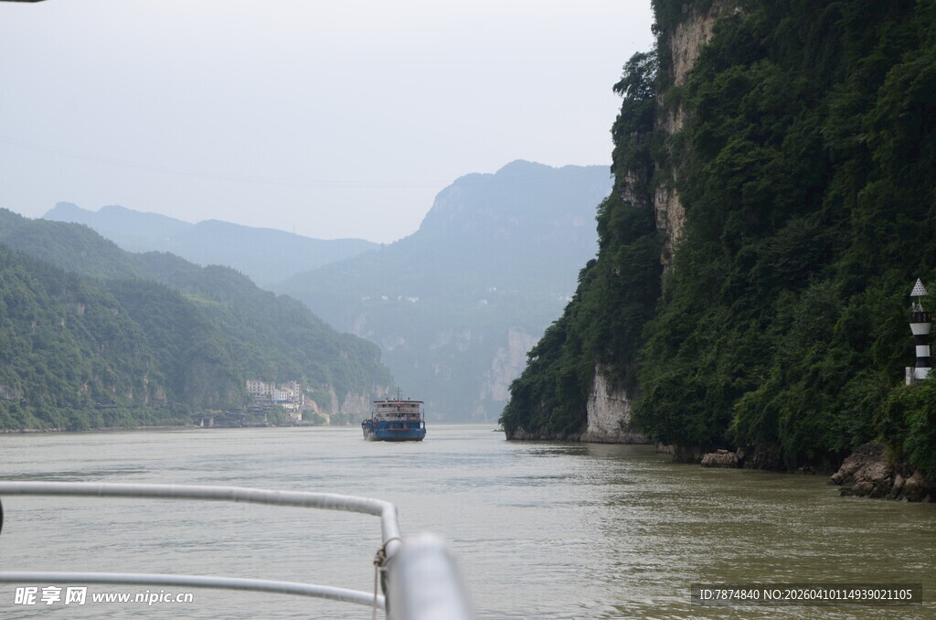 江景游船穿梭于青山间