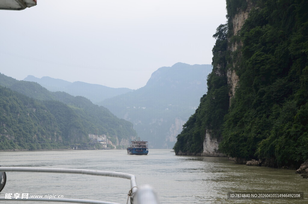 江景中的船只与两岸青山