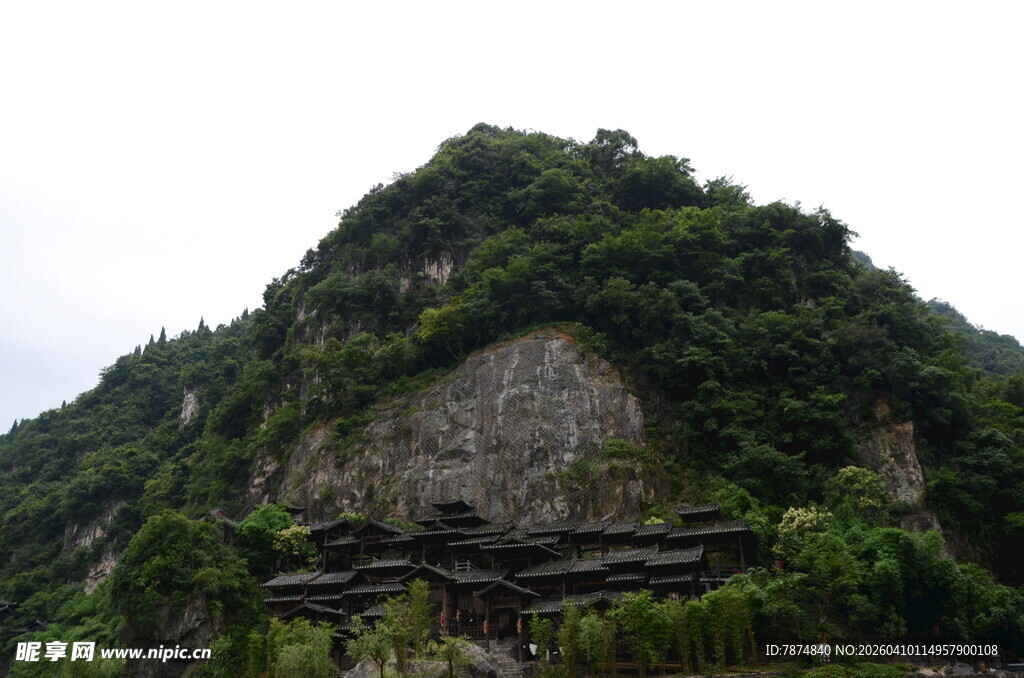 青山覆绿植 崖下建筑隐