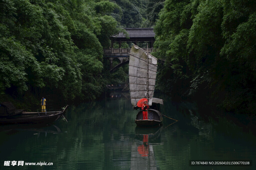 青山绿水间的古朴小船