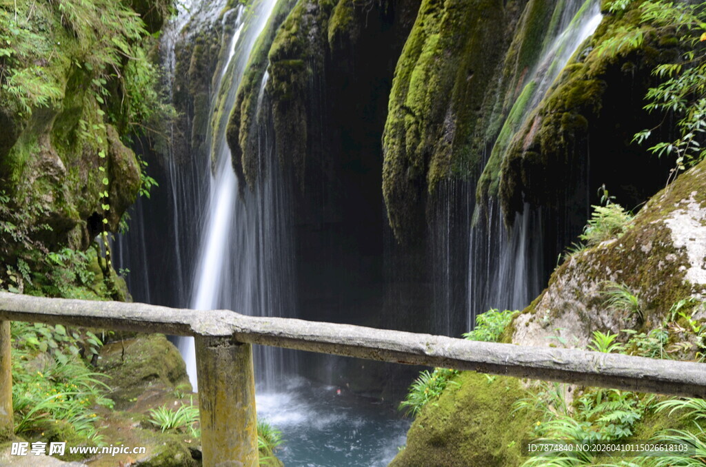山间木栏旁的清幽小瀑布