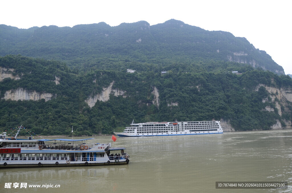 江景中的船只与青山