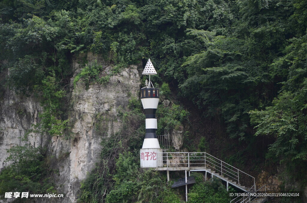 山间栈道旁的独特建筑