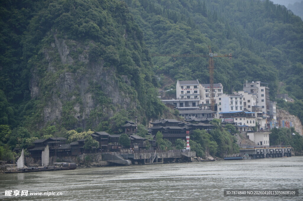 江边依山而建的建筑群