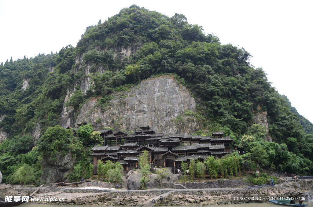 青山环抱中的古朴建筑群