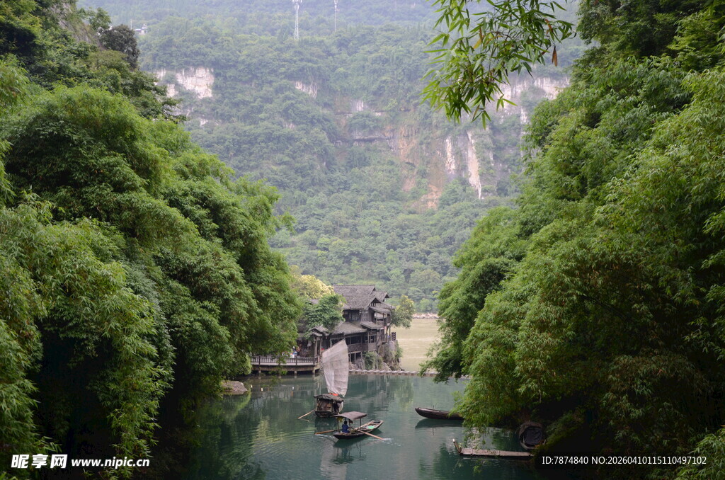 青山绿水间的悠然小船