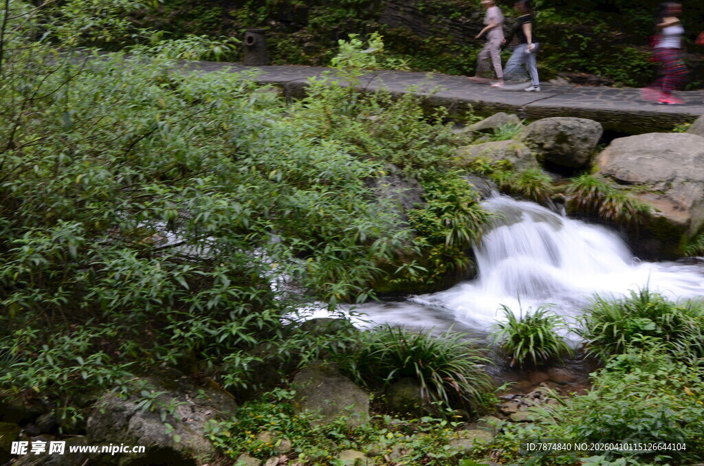 山间溪流上的行人风景