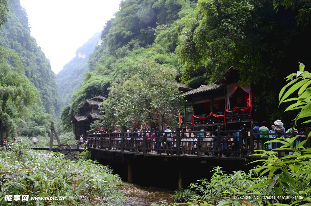 山间古桥游人穿梭