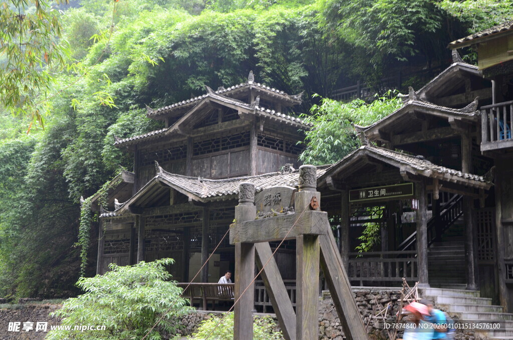 古雅木屋隐于繁茂山林间