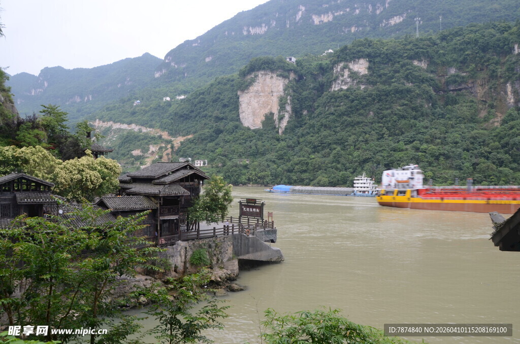 山水间的古朴建筑与船只