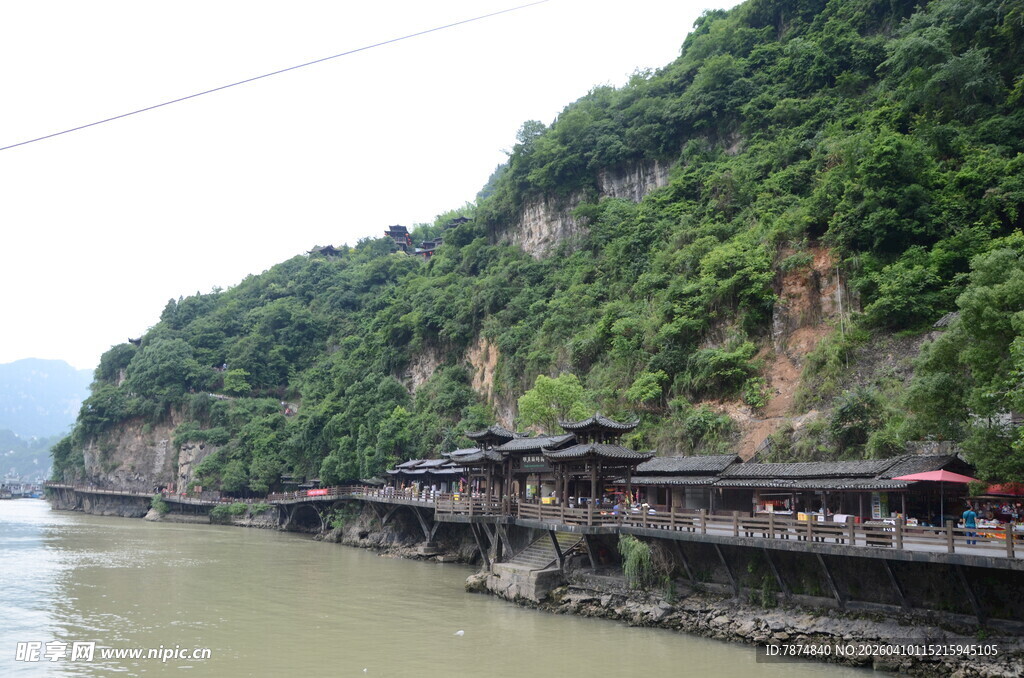 江边悬崖旁的古朴建筑