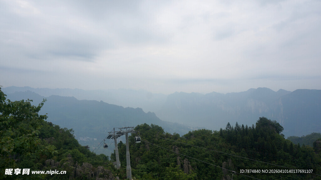 恩施云雾缭绕的山林景观
