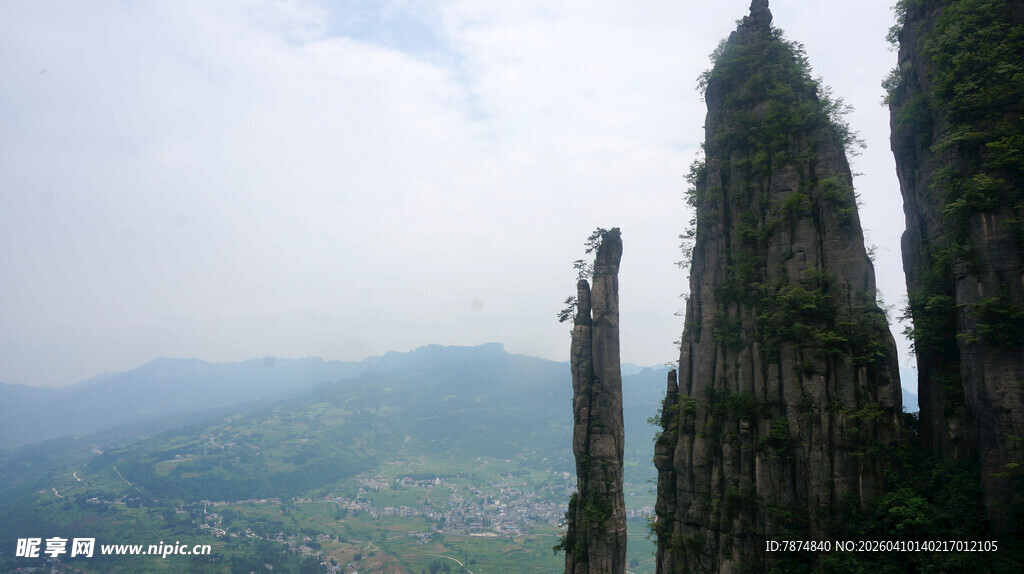 恩施奇峰耸立的壮美山川景观