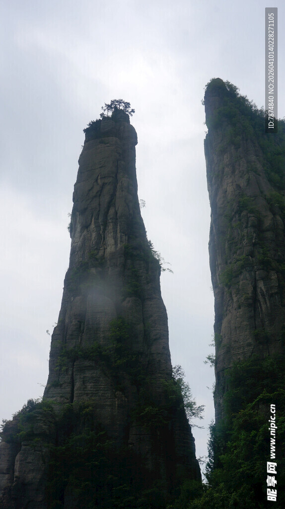 恩施云雾缭绕的奇特双柱山峰