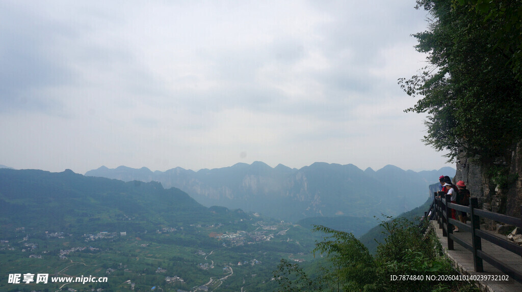 恩施山间栈道上的骑行风景