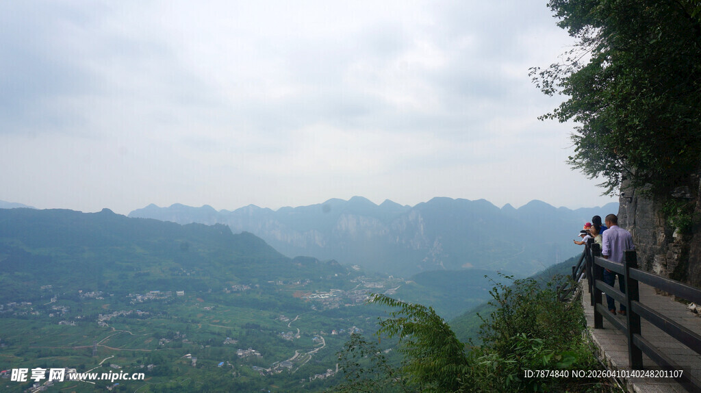 恩施山间栈道上的观景游客