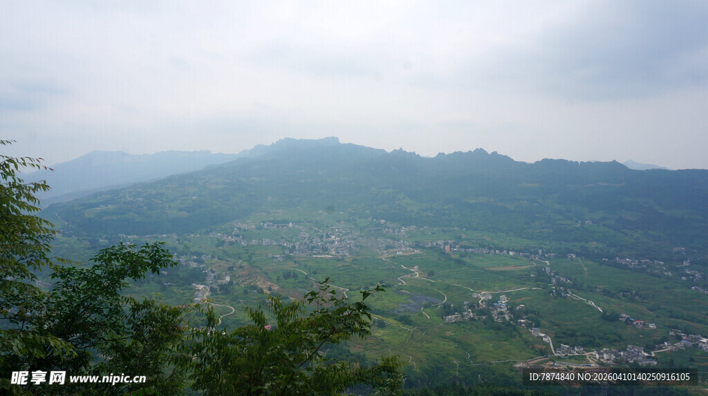 恩施山峦叠翠间的乡村景致