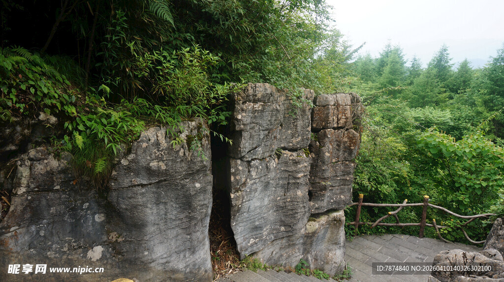 恩施山间奇形岩石景观