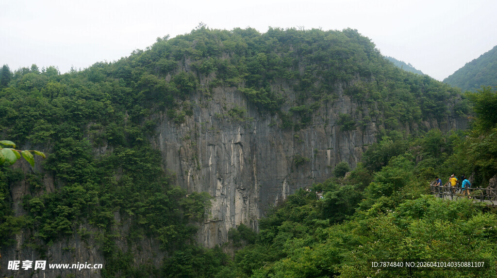 恩施青山峭壁间的自然美景