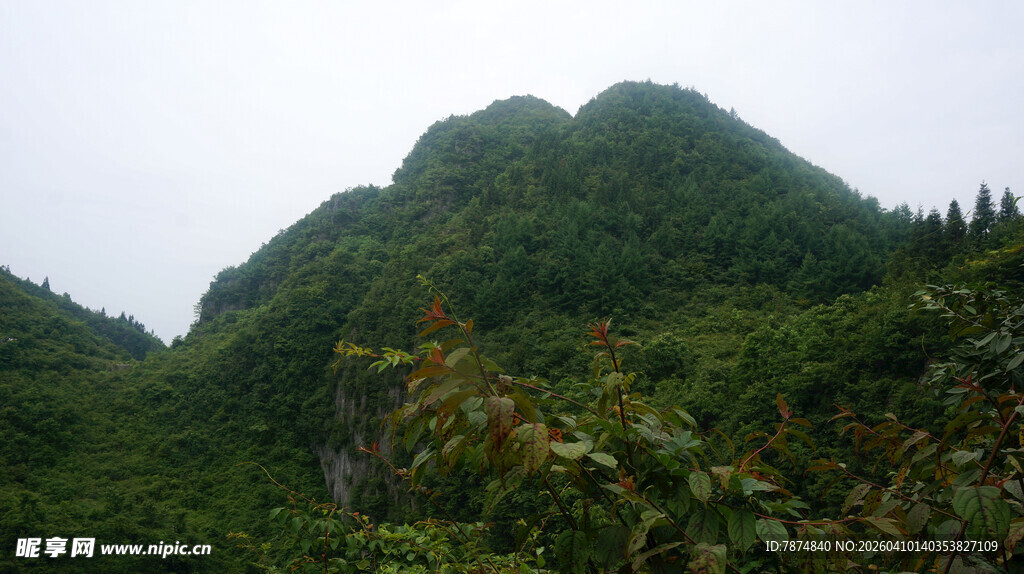 恩施翠绿山峦景色秀丽