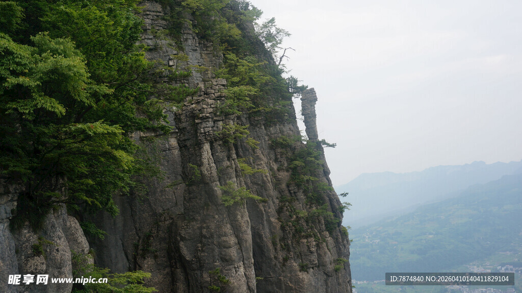 恩施陡峭绝壁上的葱郁绿意