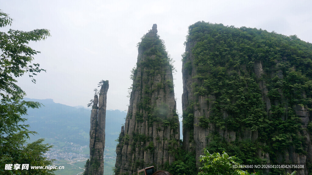 恩施奇峰耸立的壮丽自然景观
