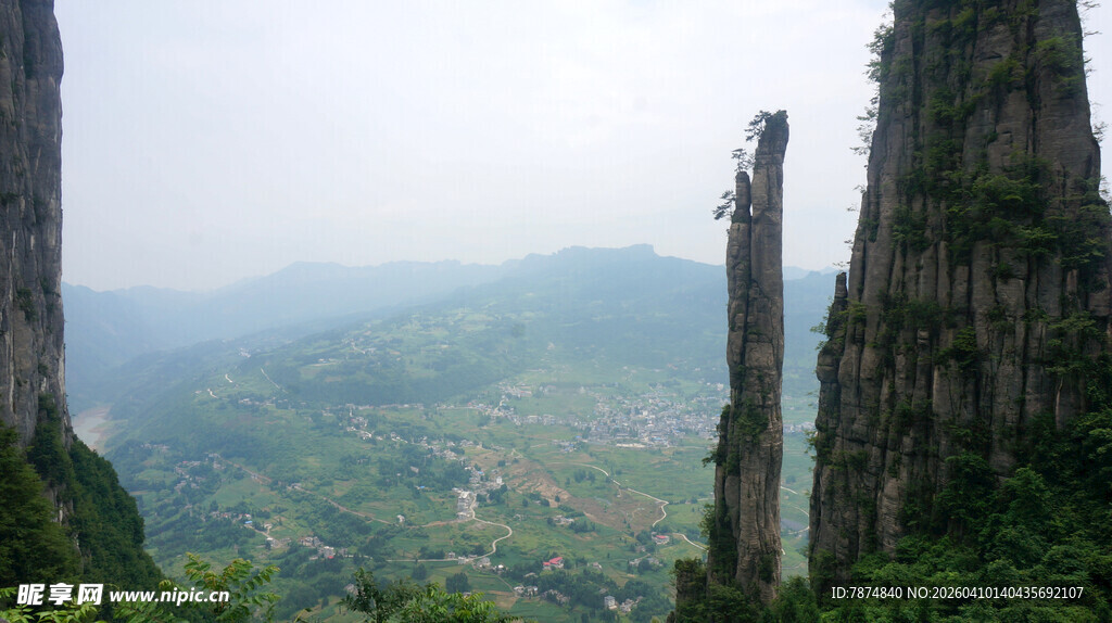 恩施奇峰耸立的壮美自然景观