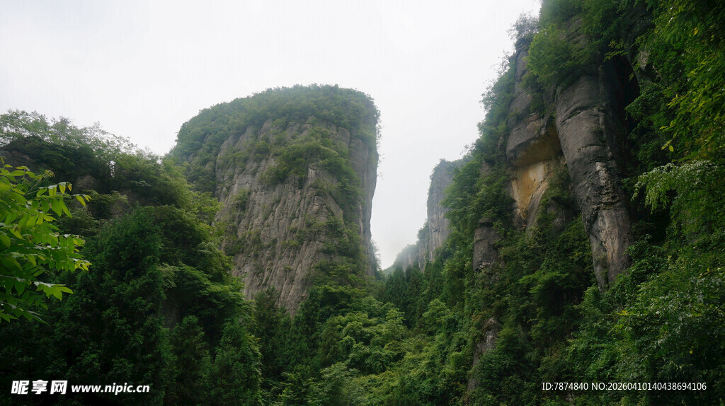 恩施翠绿山峦间的奇峰异景