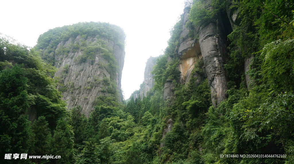 恩施奇峰峻岭间的绿意盎然