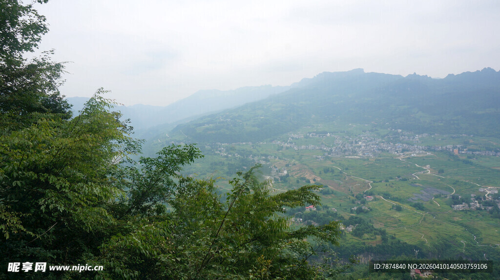 恩施山间绿意盎然的村落景色