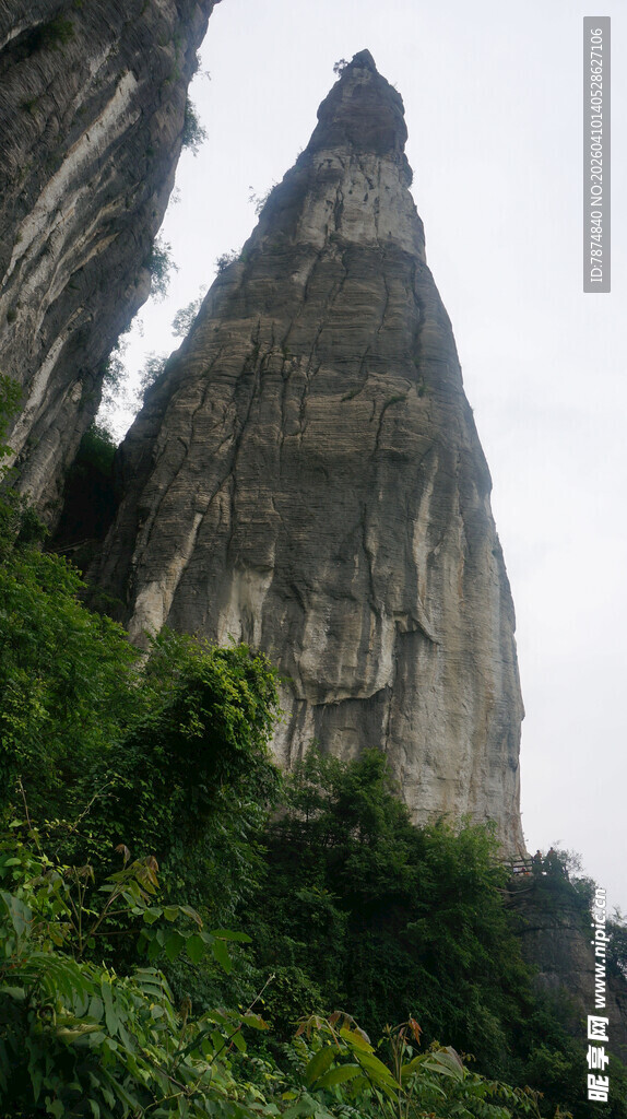 恩施奇峰耸立的壮丽自然景观