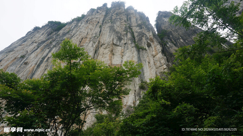 恩施巍峨山峰与葱郁林木