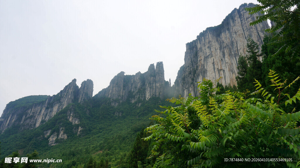 恩施峻峭山峰与葱郁植被景观