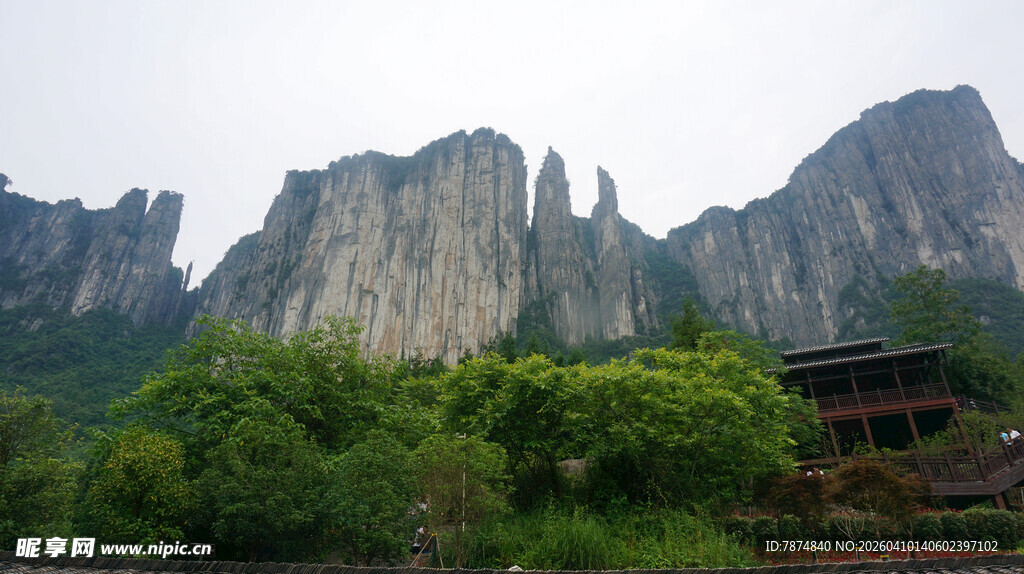 恩施奇峰绿树间的山间景致