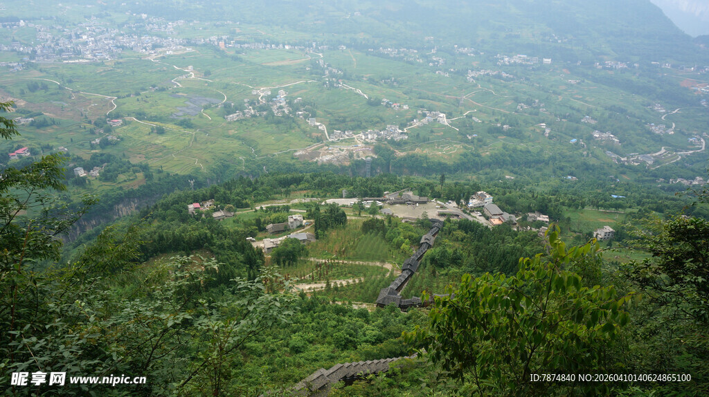 恩施山间村落绿意盎然景观