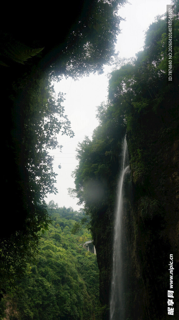 恩施山间瀑布 绿意环绕之景