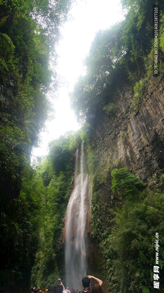 恩施山林间的壮观瀑布景观