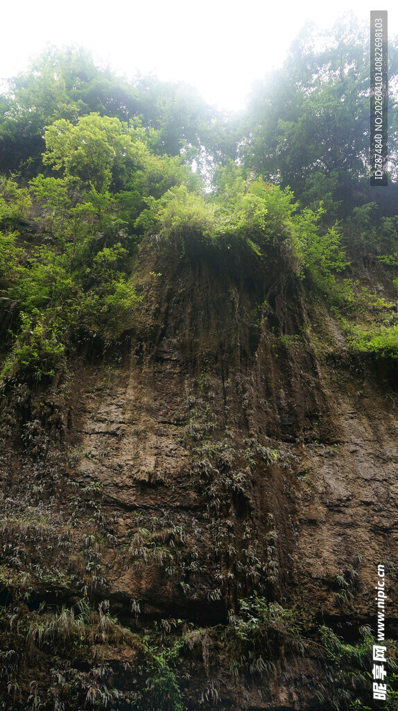 恩施山林间的峭壁景观