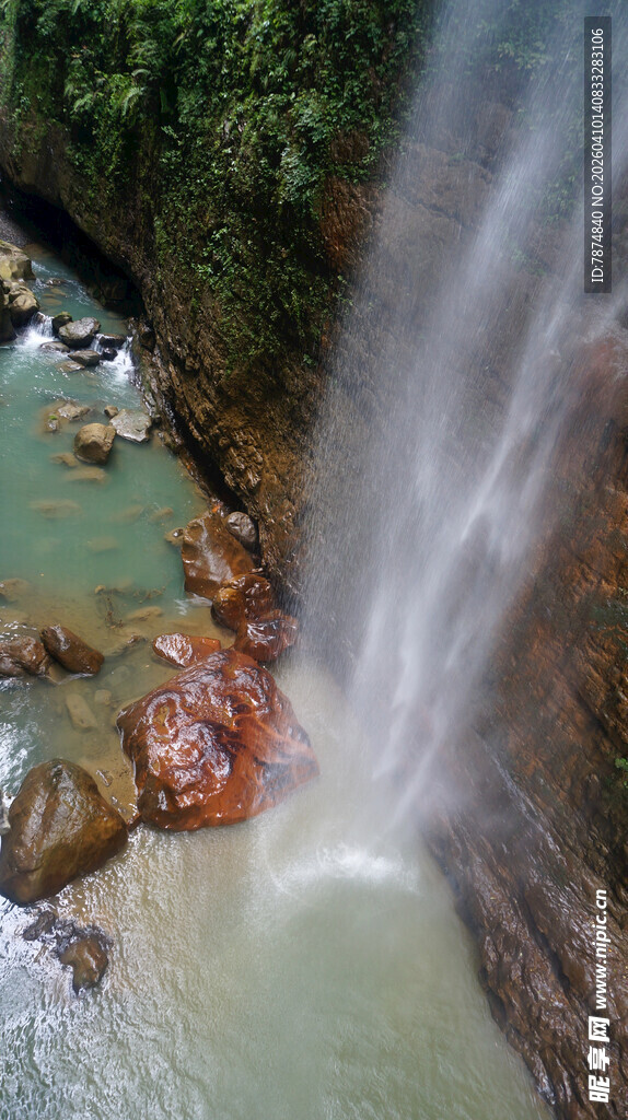 恩施山间飞瀑 碧潭奇石景观