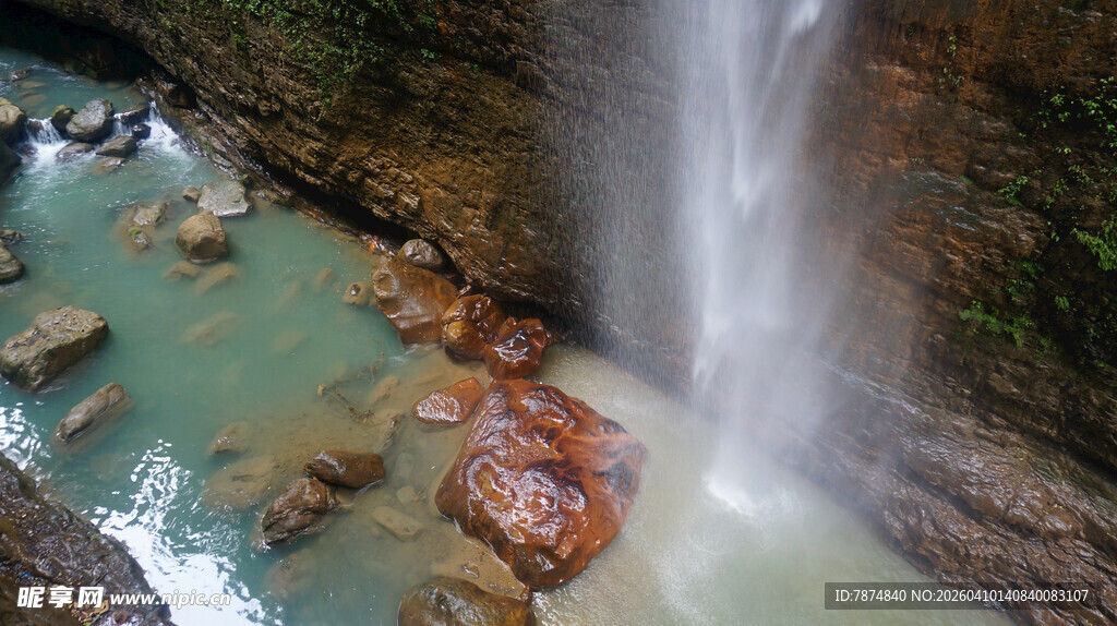 恩施山间瀑布下的碧绿潭水