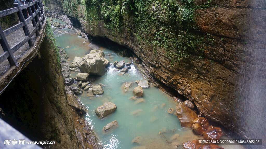 恩施峡谷栈道旁碧绿溪流