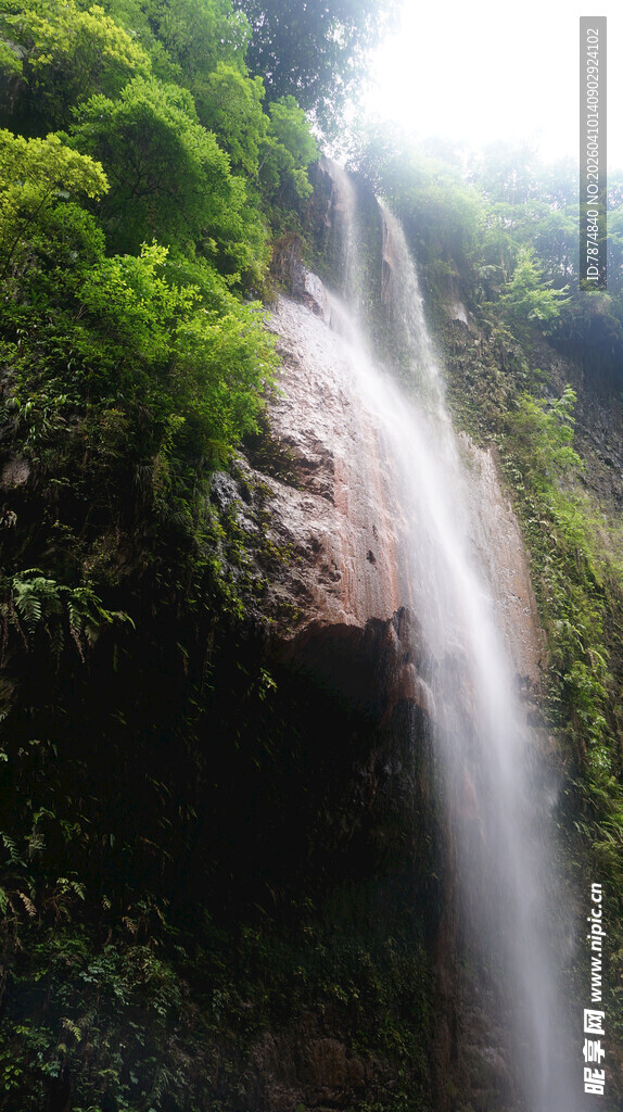 恩施山间瀑布 绿意环绕之景