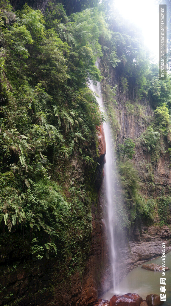 恩施山间瀑布 绿意环绕的美景