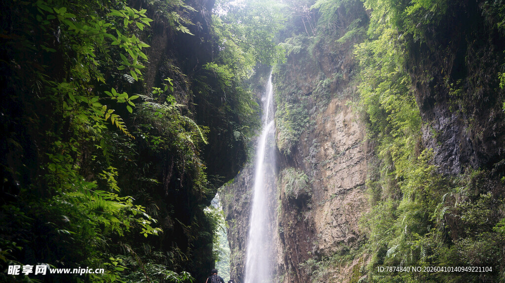 恩施峡谷间的壮丽瀑布景观