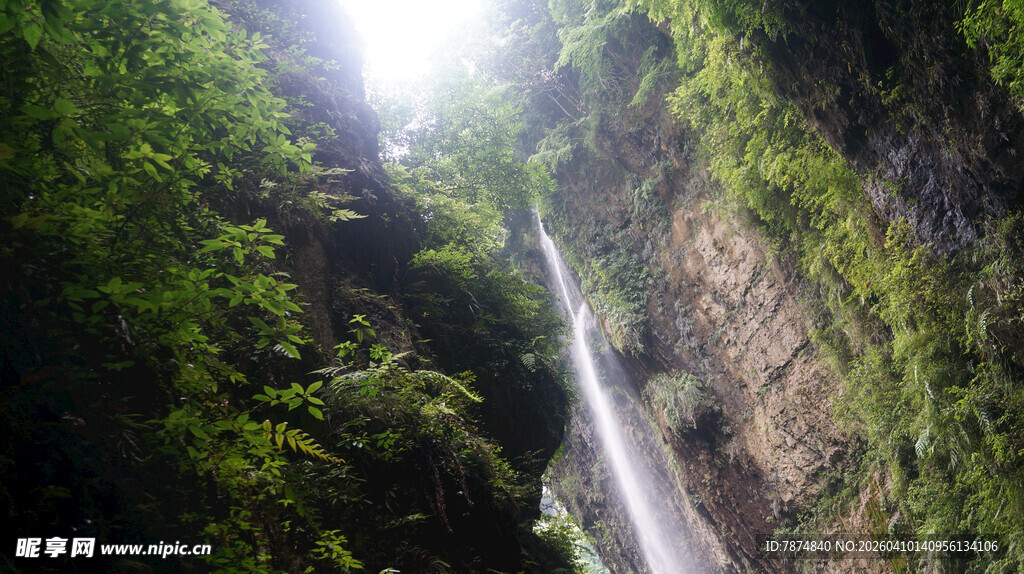恩施山间飞瀑 绿意盎然的景致